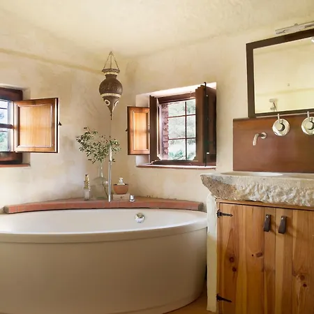 Luxury Villa, Host Up 20 To 28 Guests, Pool, 3km וילה *